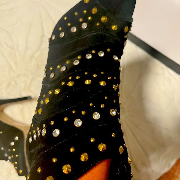 Suede with gold decals one missing used worn very comfortable and stylish - Picture 3 of 4